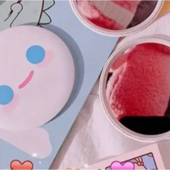 🆕 Beauty Bundle 🎉 One bag, one mirror, one refillable perfume bottle - Picture 9 of 9